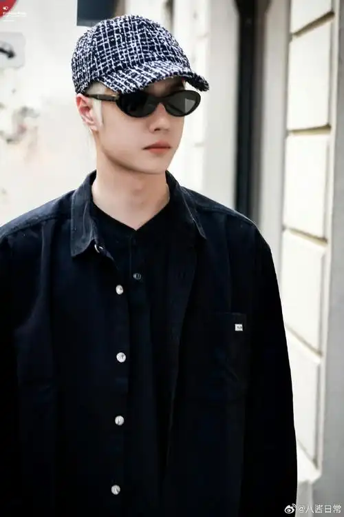 王一博巴黎街拍#网友在巴黎偶遇王一博##王一博巴黎逛街生图##王一博