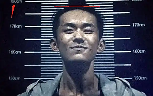 易烊千玺"犯人照"火了,谁料意外暴露真实身高,女粉瞬间失恋了