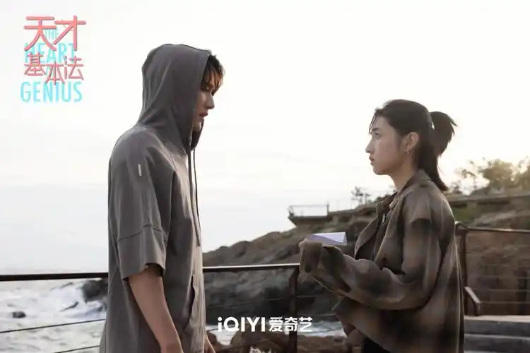 张新成张子枫海边拥吻