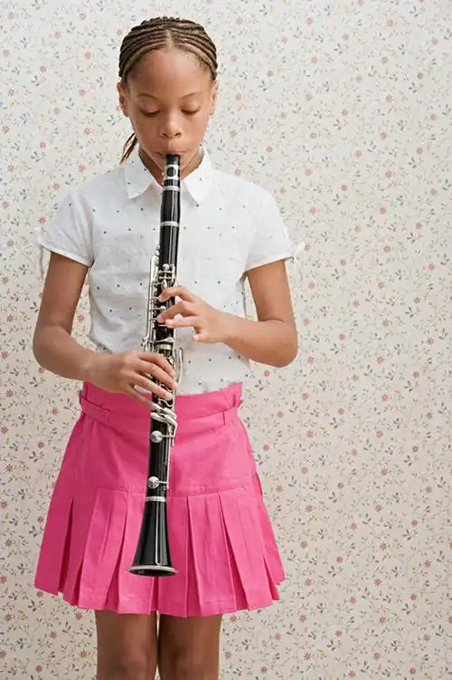 仅一个女性,仅一个人,握,阴影,服装,光线,影子,吹奏乐器,单簧管,黑管