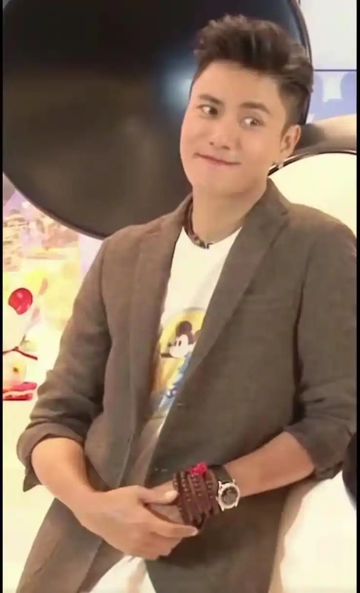 陈坤脸部好似充气,饱满的过分,比他儿子都年轻