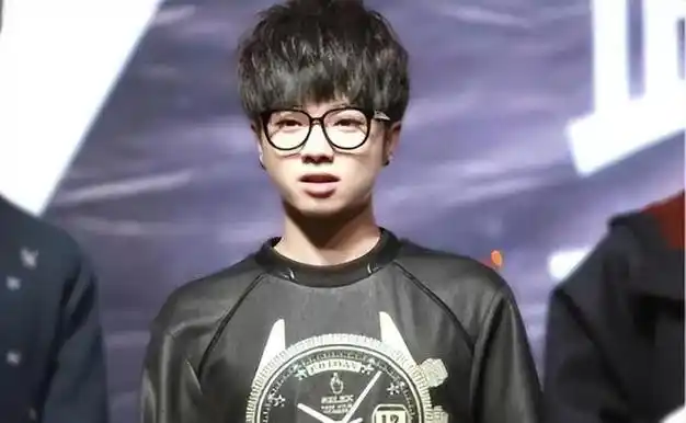 自认为华语乐坛的神竟背着粉丝有了孩子华晨宇到底还有救吗