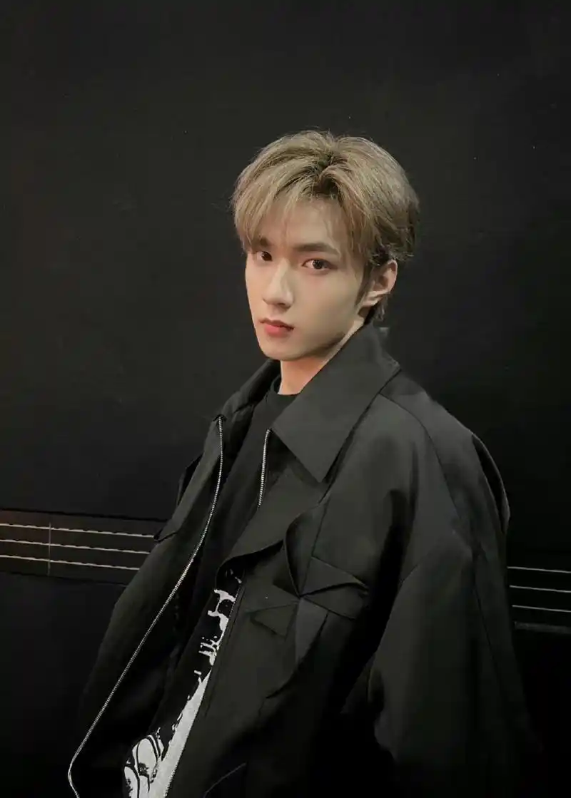 刘耀文六宫格帅照刘耀文晒黑色穿搭六连拍,黑色和小刘的适配度真的是