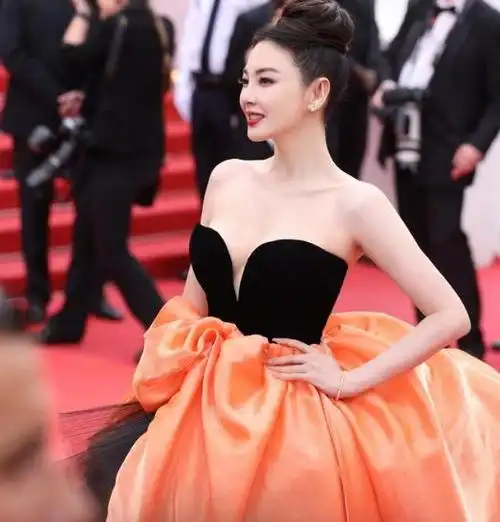 自周星驰导演的《长江七号》将张雨绮推向大众视野后,她的事业便一路