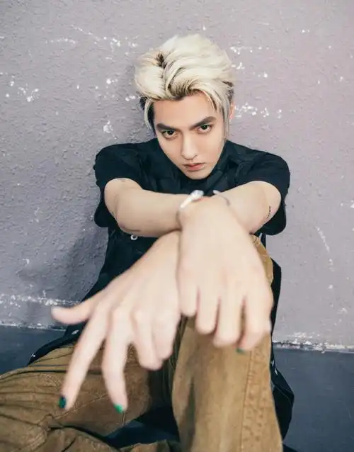 上游时尚吴亦凡浅金发色工装出镜街头感十足