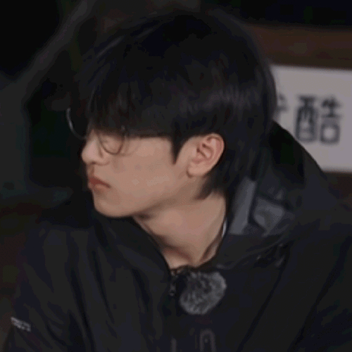 捧着这个瓜皮小眼镜儿猪亲了又亲爱不释手…  #严浩翔这是我的岛