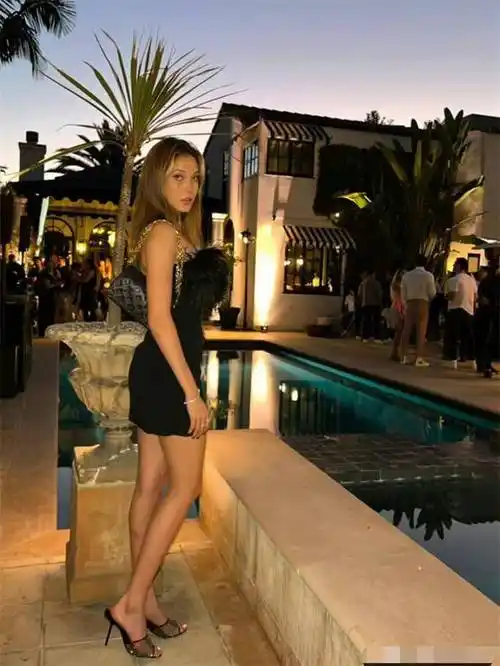 谷爱凌身高1米75,脚踏一双8cm左右的高跟鞋,更是把她的好身材特点