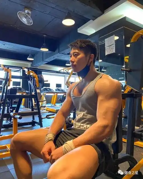 健身男模秀身材牛蛙腿公狗腰麒麟臂这就是行走的荷尔蒙吧