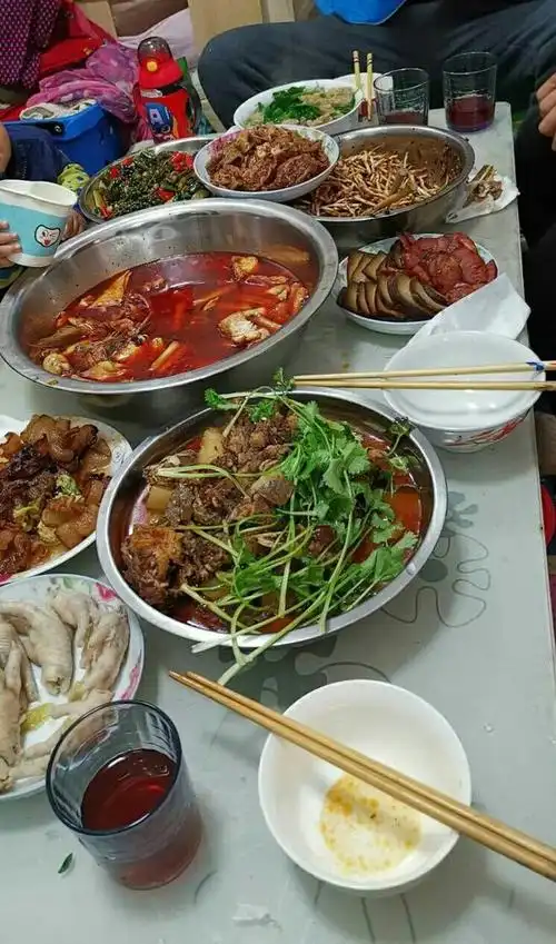 一家人坐在一块吃饭聊天,家人的陪伴就是幸福.