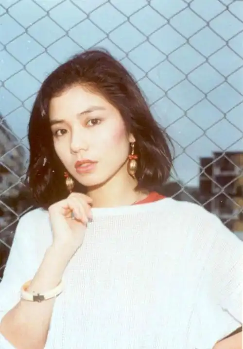 我们再来品品钟楚红年轻时的美貌吧,这就是被成为"最美艳港姐"的面孔