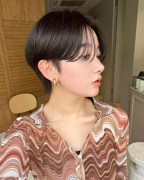 本文将详细介绍三种最受欢迎的女士发型:搭肩全头卷,微扣锁骨发和精致