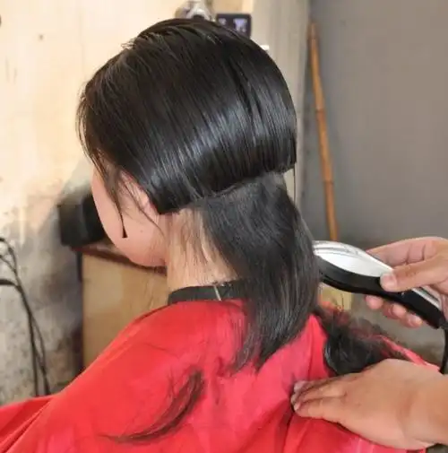 在河边的老理发店里剃光头-深度001