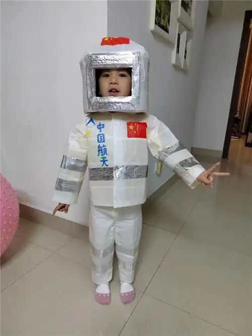 ""我和爸爸妈妈制作的宇航员头盔是地球的颜色~""我要在纸箱上面画上
