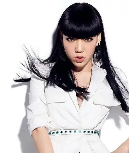 另类大嘴美女吴莫愁,地铁站里吓哭小孩的造型除了她找不出第二人_感觉