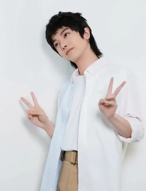 真的受不了花花哥哥歪着头比剪刀手真的绝了嘿#华晨宇  #华晨宇巧乐兹