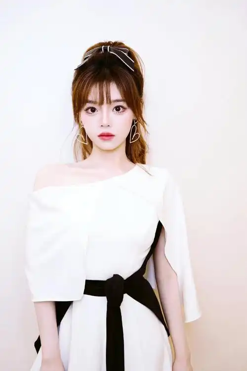 黄霄云平安共同演绎《爱自飞翔》照亮上海的多彩闪耀唱响时代赞歌