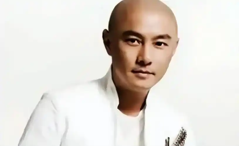 三次娶同一个女人的张卫健,18年无子,却把老婆当孩子宠,他现在去哪了?