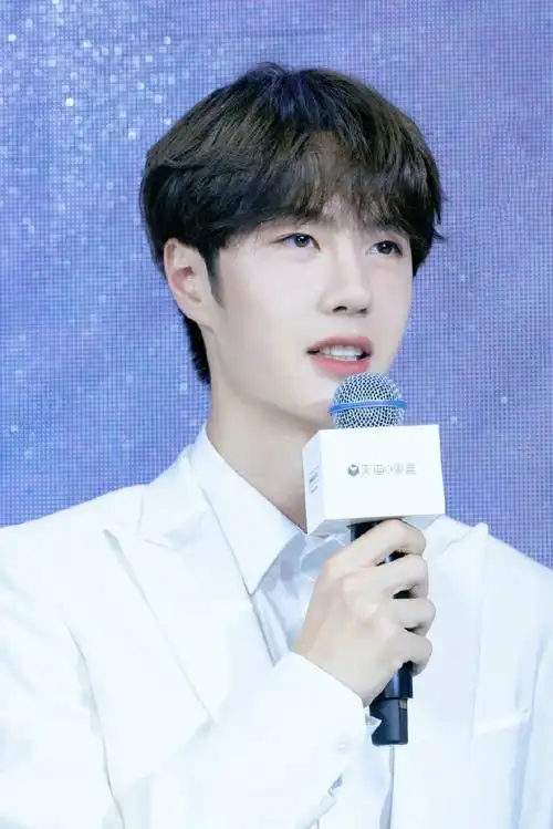 王一博穿白西装好好看啊!