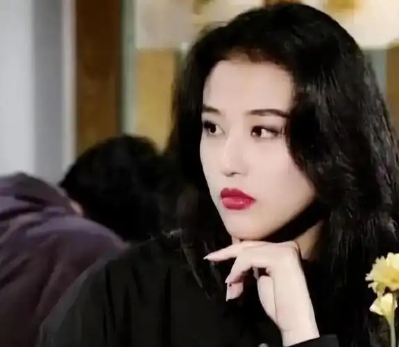 "沉鱼落雁,闭月羞花",用这句来形容年轻时的周海媚一点都不为过,她