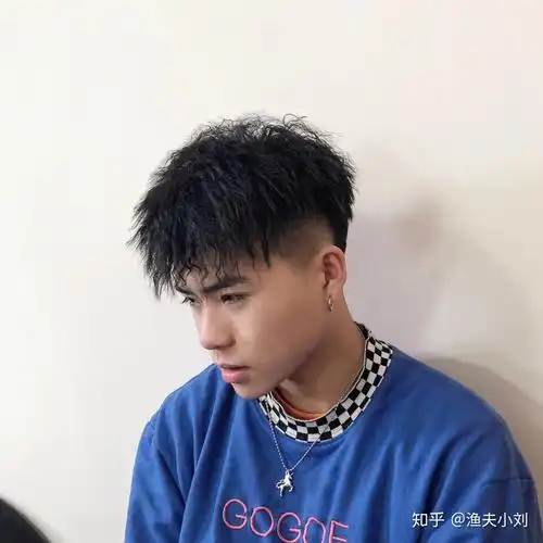 男生那种一撮一撮的发型,是脏辫嘛不是编的那种脏辫,叫什么名字怎么和