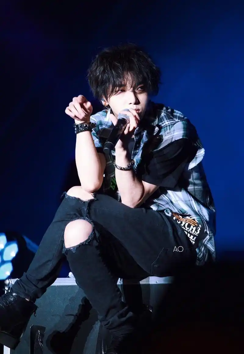 华晨宇抢不到自己演唱会的票,订酒店也失败了!全被粉丝订满了