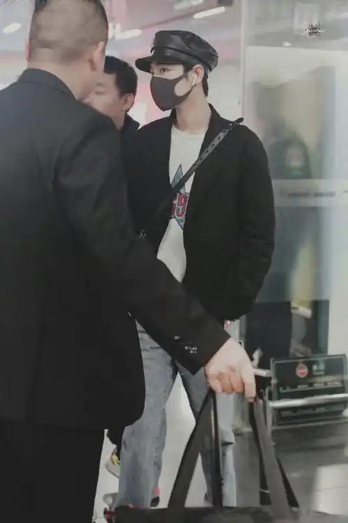 又帅气又飒走路都好酷#肖战#@x玖少年团肖战daytoy#肖战我喜欢你