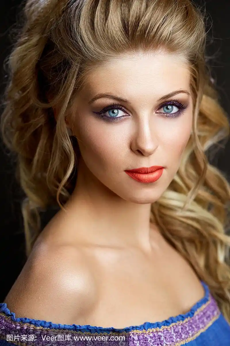 特写的白人年轻女子与美丽的蓝眼睛