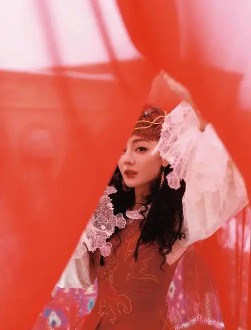 迪丽热巴春晚造型一袭艾德莱斯舞裙应景的雪明艳的红