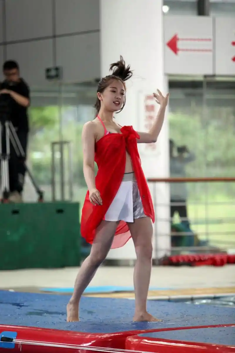 虞书欣穿泳装,在游泳馆放飞自我,特别显漂亮.