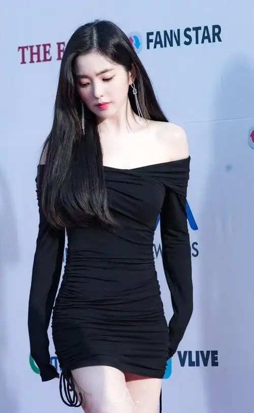 redvelvet的irene裴珠泫黑色西装露肩礼服黑衣大全