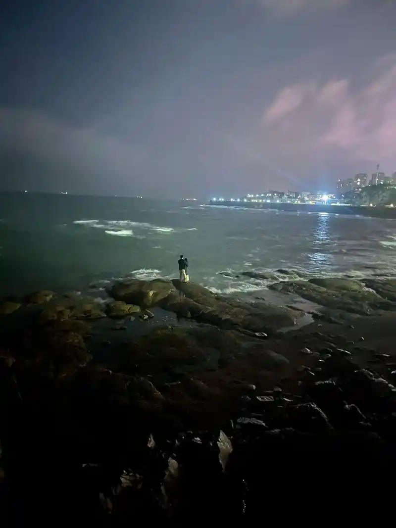 这对情侣,不要感谢我,我是雷锋……#海边夜景 #夜晚的海洋 - 抖音