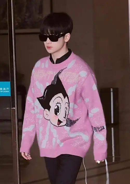 王一博变魔术,一袭粉衣忒抢眼,酷盖秒变王甜甜|天天云时间|粉色|王