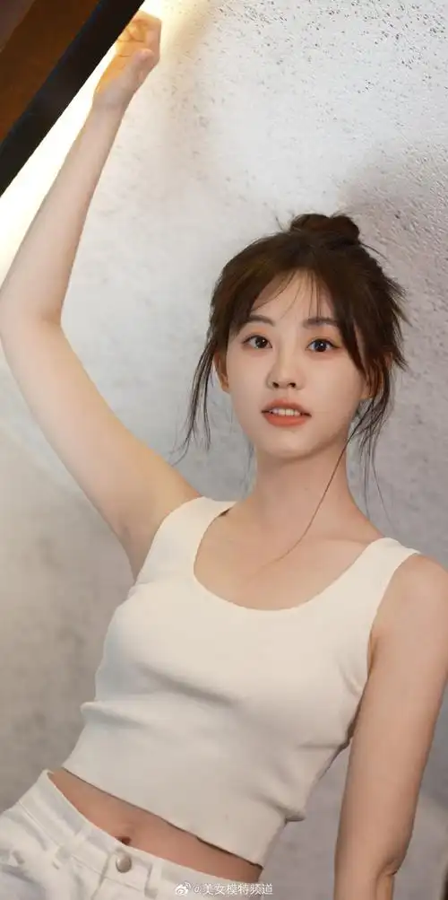 祝绪丹夏日写真慵懒背心私服