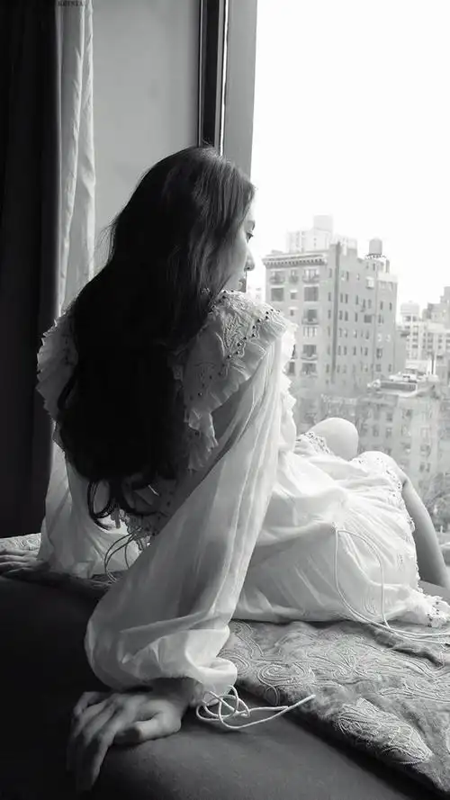 郑秀晶的黑白照合集,独特的清冷气质,让照片氛围感十足