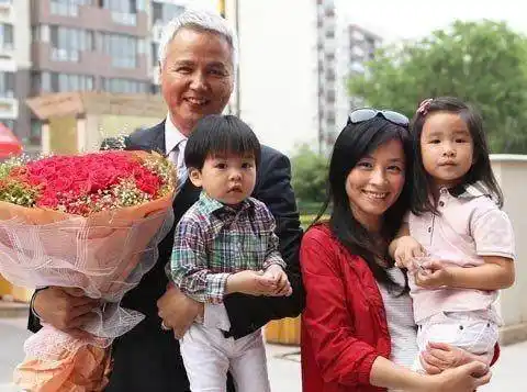 如今曾哲贞的两个孩子都长大了,还都遗传了好的基因,颜值很高,学习