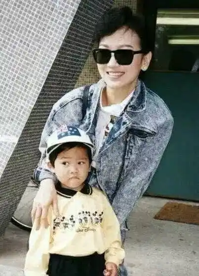 看看二十多年前赵雅芝抱着儿子的照片,除了儿子长大了,其他根本没有
