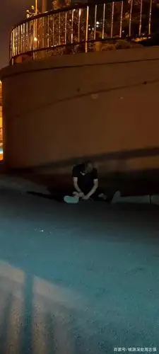 今天晚上9:30左右刚刚发现,焦作市塔南路万方桥下,有一个中年男子傻傻