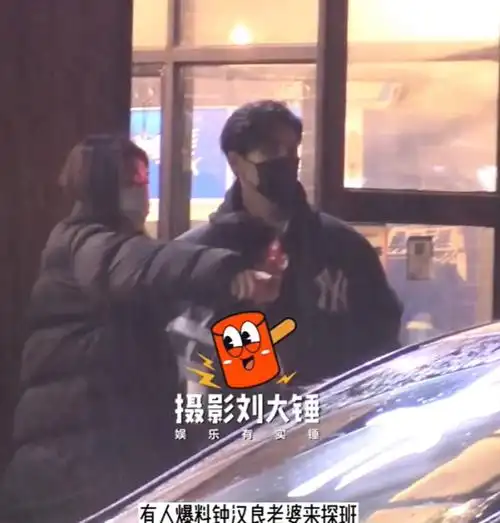 男方雨中撑伞照顾女方,两人传秘婚多年|钟汉良|谢易桦|吴昕