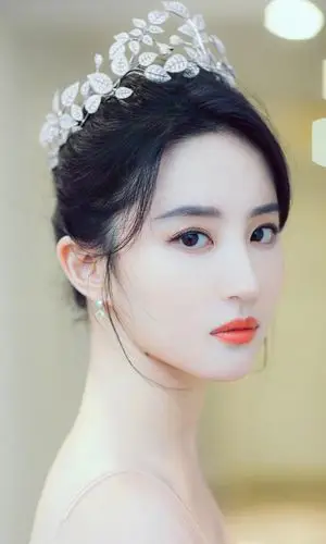 刘亦菲活动美照身着一袭浅粉色长裙仙气十足