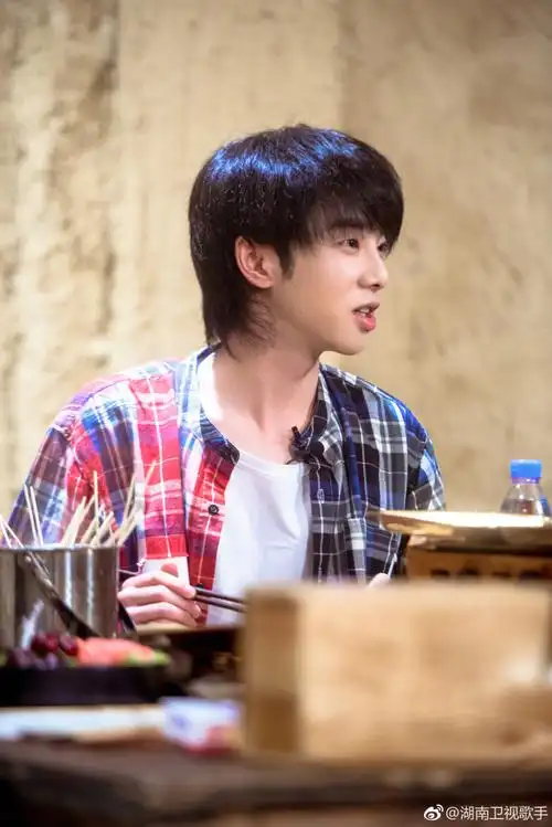 汪峰对华晨宇赞口不绝 更厉害的歌手花未来可期