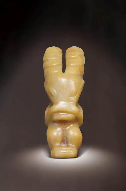 红山文化 蹲坐式双角太阳神