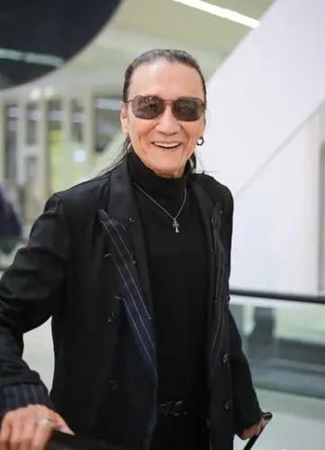 82岁谢贤脱下墨镜长这样 网民:难怪一直戴着墨镜