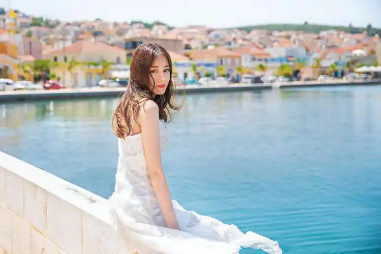 > 迪丽热巴灵动仙气海边写真图片(2/9)迪丽热巴相关图片 推荐壁纸 本