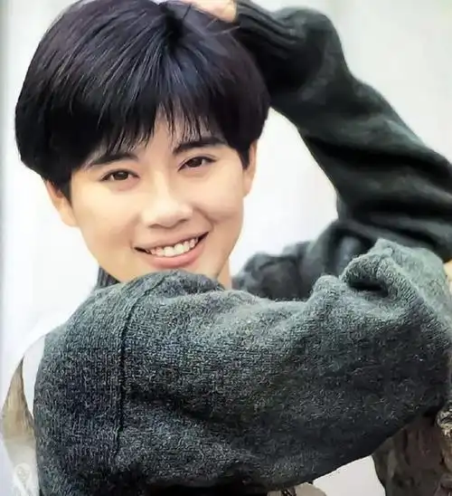 陈松伶年轻时如此可爱,白色背带裤搭慵懒针织衫,蘑菇头更显俏皮