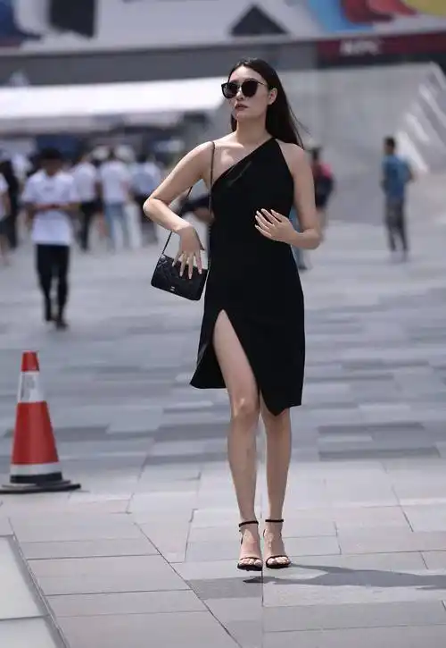 街拍小姐姐疯狂种草肩膀露一半姿势太迷人网友沦陷了