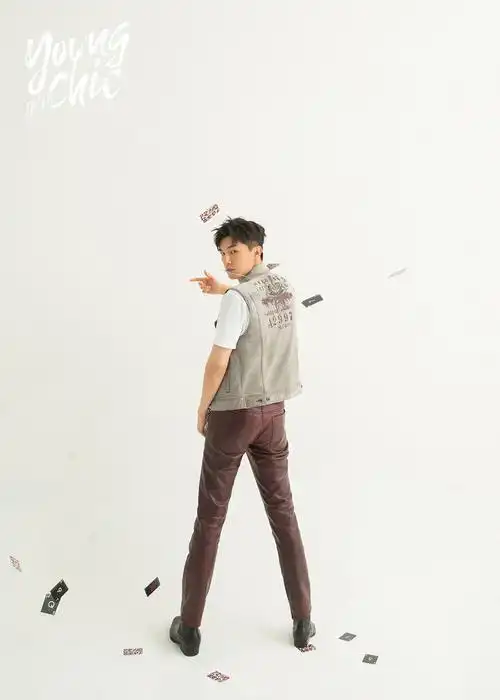 杨旭文最新写真曝光 长腿吸睛化身魔幻少年