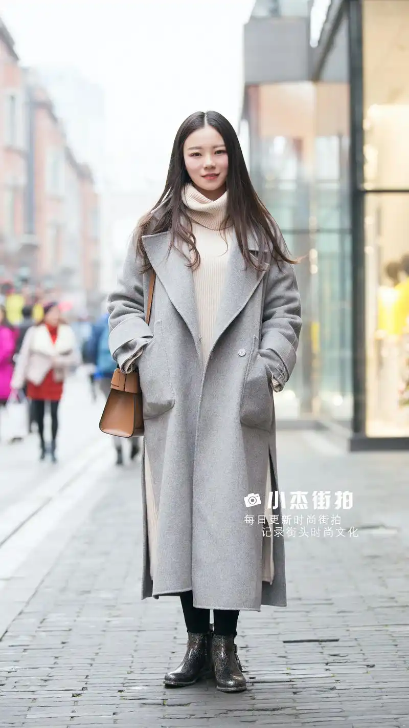 街拍:北京王府井大街上的潮女,黑色紧身裤,大长腿,颜值非常高