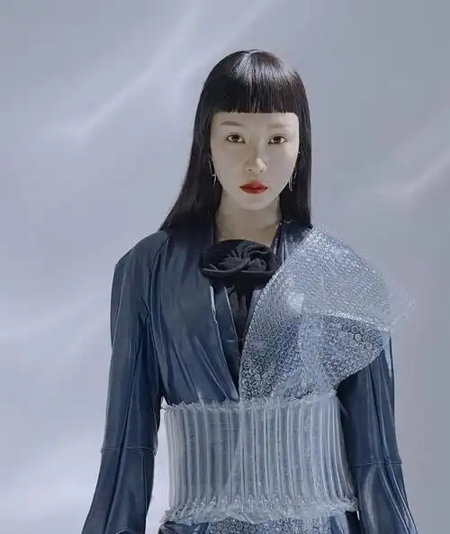 38岁柳岩换新发型,眉上齐刘海惊艳得让人认不出,一般人驾驭不了