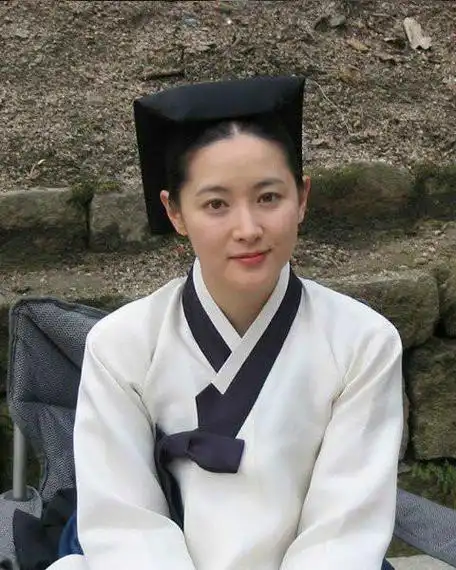 大长今发加油视频50岁李英爱穿粉西装出镜颜值依旧年轻如少女