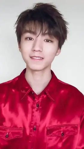 视频中王俊凯身穿赤色丝质衬衫 王俊凯魅力眼妆狂撩粉 新年首